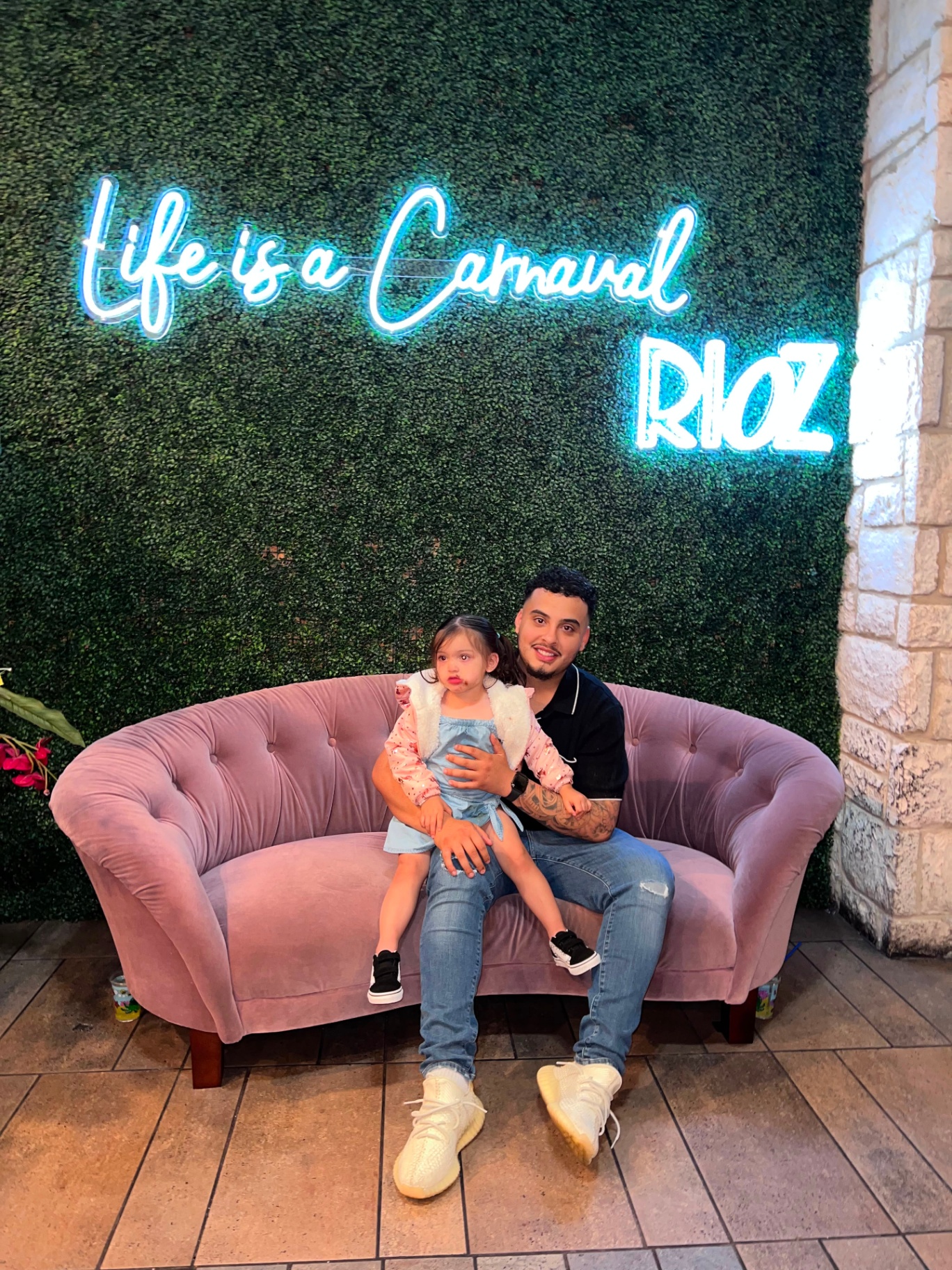 Neon 'Life is a Carnaval' family moment
